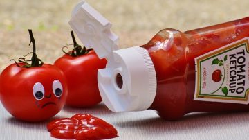 Couple Gets Married In Ketchup-Themed Wedding